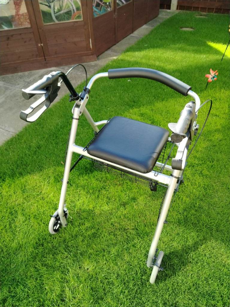 4 WHEELED LIGHTWEIGHT MOBILITY WALKER (LIKE NEW) 