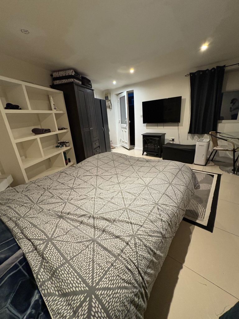 Lovely studio flat in heart of Northolt UB56LP