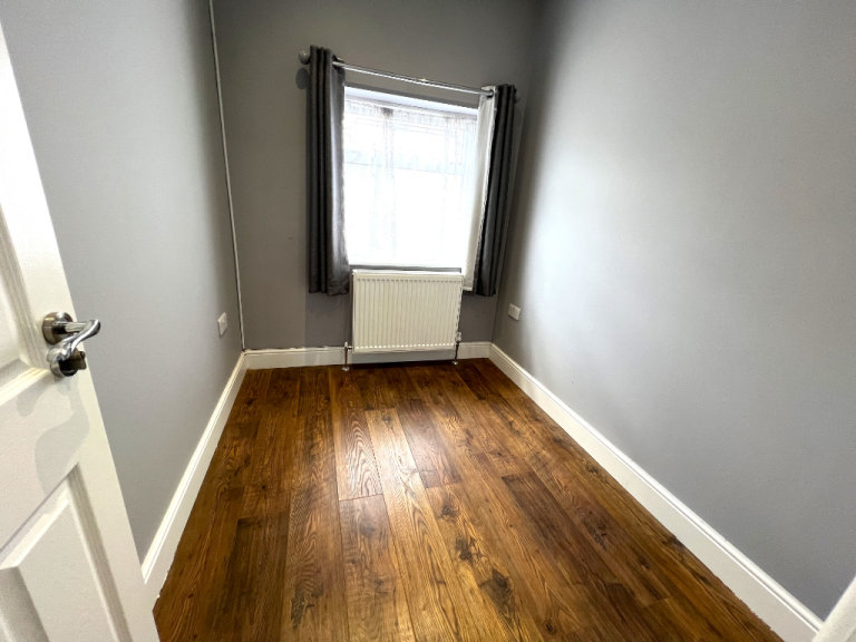 Excellent 6 bedrooms House with converted conservatory of one bedroom flat near Redbridge Station 