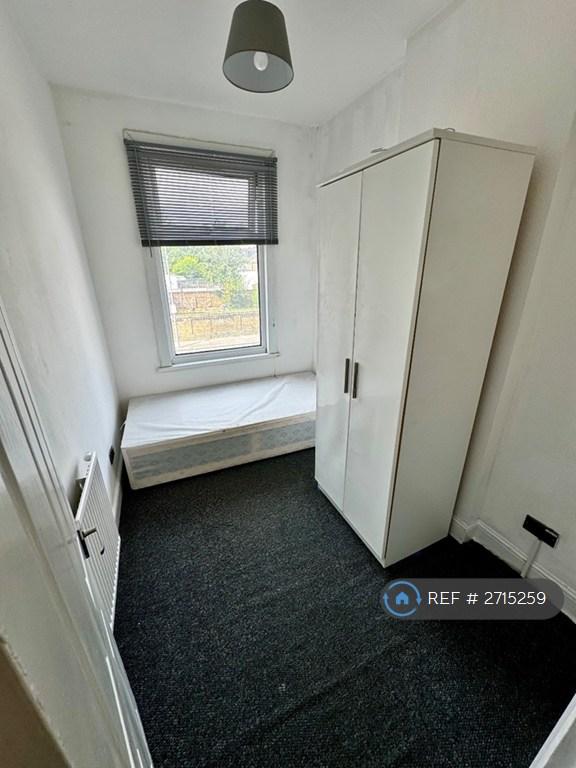 3 bedroom flat in Wellesley Road, Ilford, IG1 (3 bed) (#2715259)