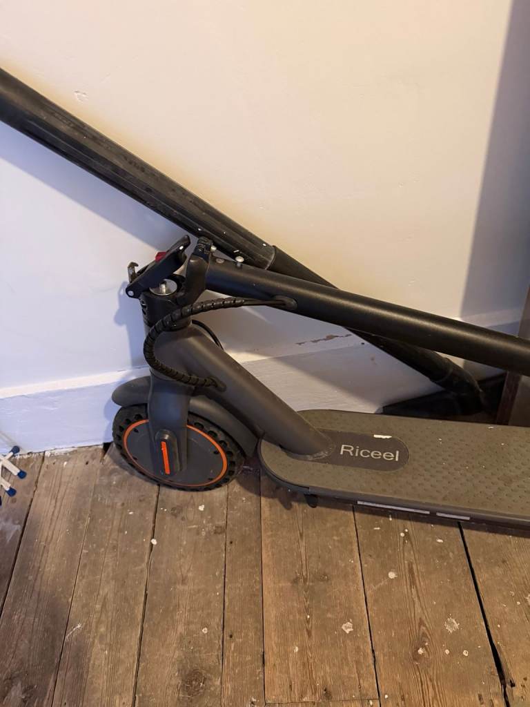 Riceel Electric Scooter R30 - Foldable 25 km/h 8.5" Solid Tyres (Used)