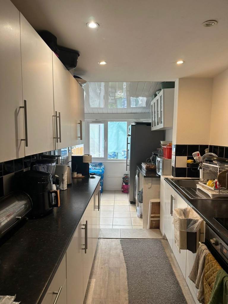 (Professional ONLY).. ENSUITE DOUBLE ROOM IN A HOUSE IN CHINGFORD , E4 8PJ FOR £895pcm..AVAILABLE!