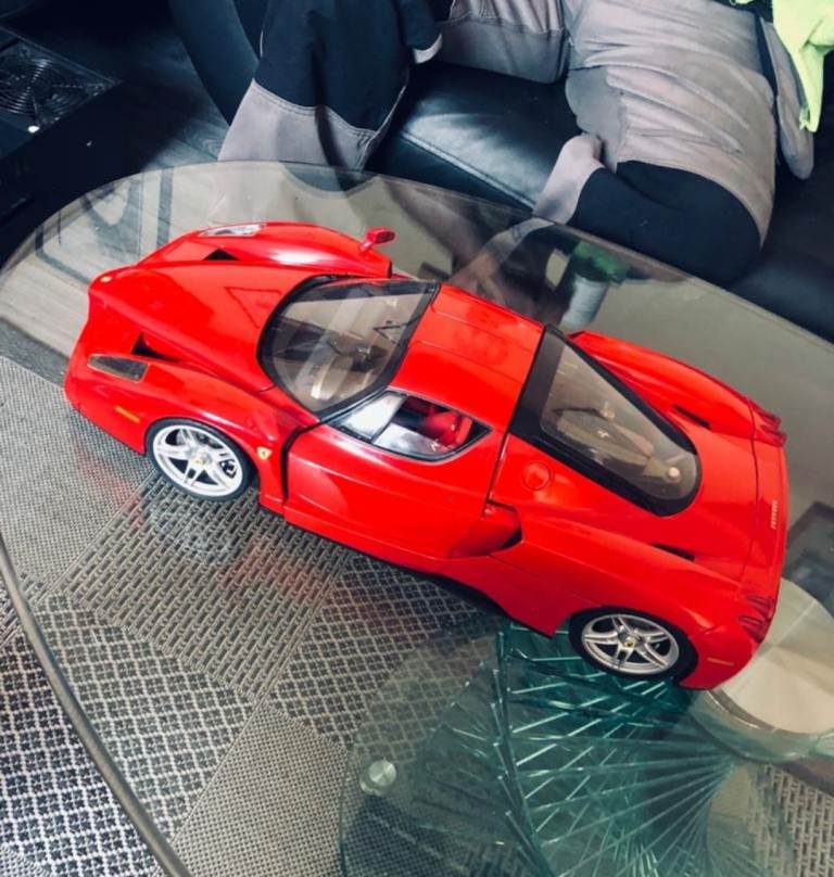 1/10 scale diecast Ferrari Enzo 