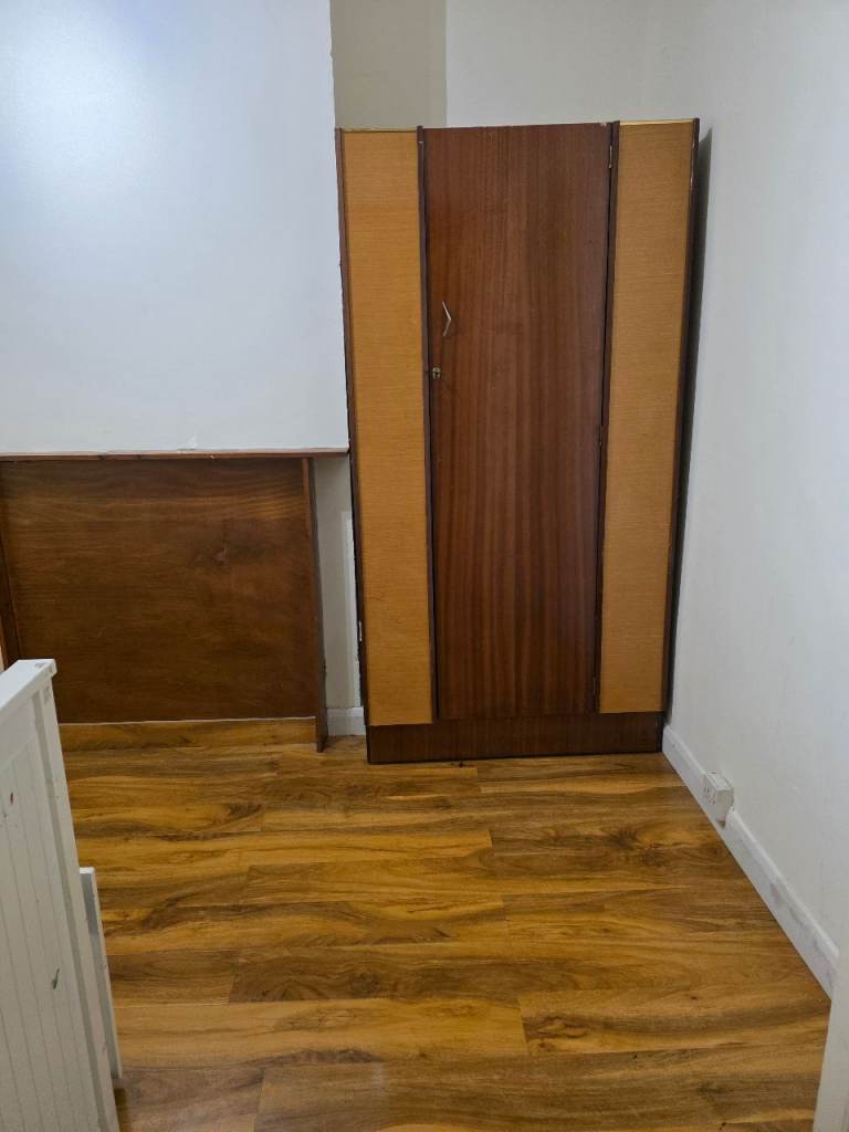 Semi double bedroom available(preferably Female)