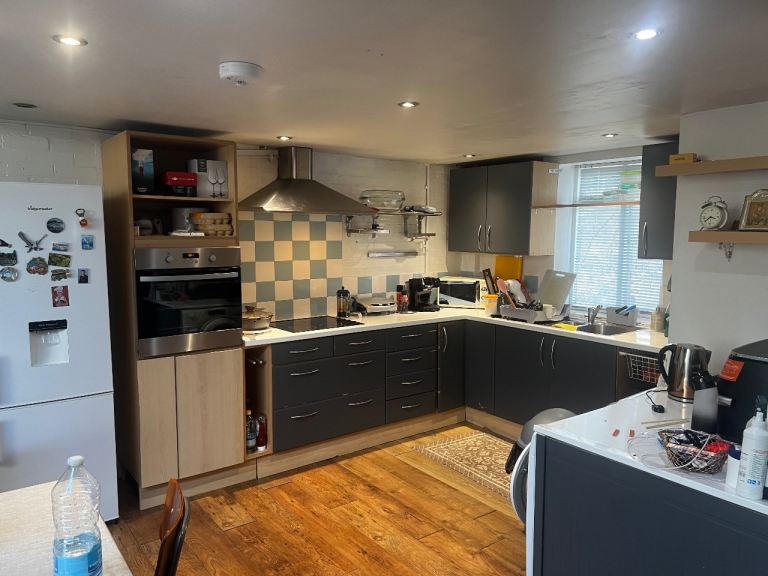  3 BEDROOM FLAT TO LET OPPOSITE BLACKHORSE UNDERGROUND STATION WALTHAMSTOW LONDON E17 6NH AREA