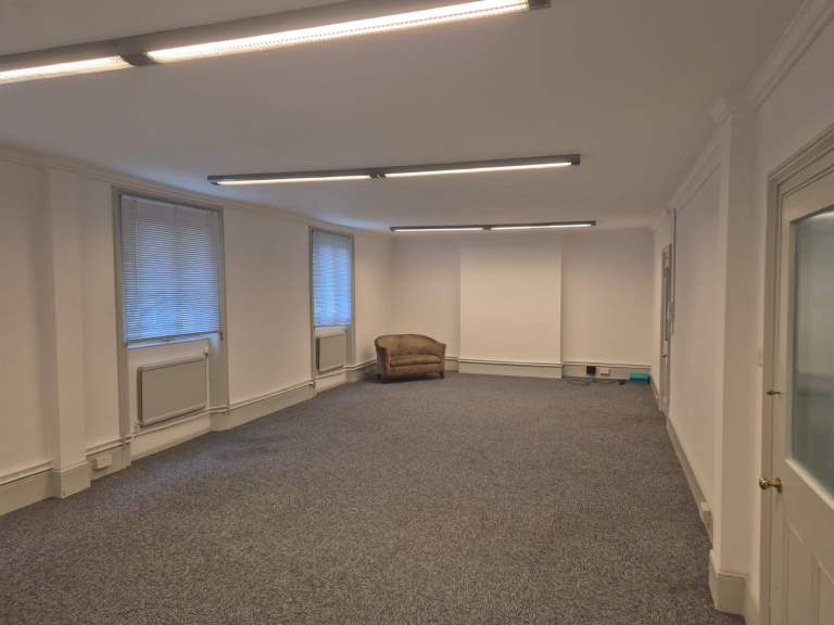 Office for up to 10 people - bills included* first month free