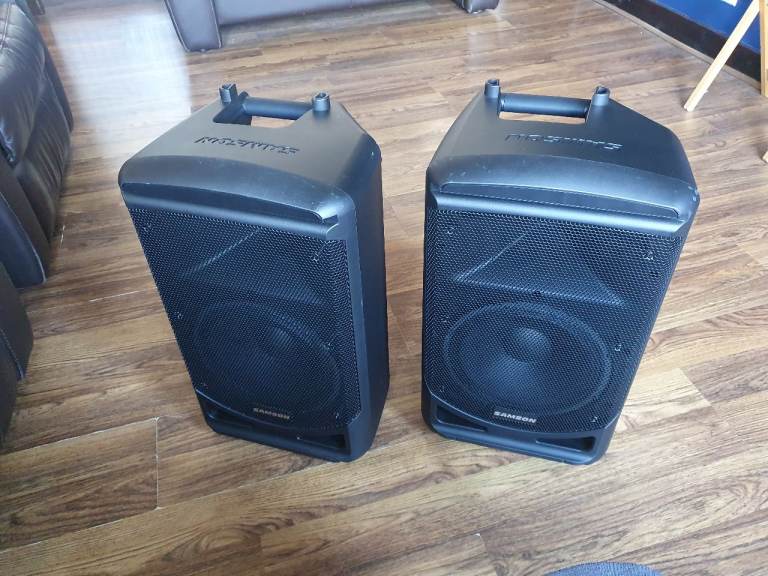 Samson Expedition XP1000, 1000W (2x500W) Portal PA System & Stagg Speaker Stand (Pair)