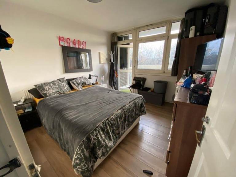 Comfortable Couple Room 🛏️ with Great Amenities Included