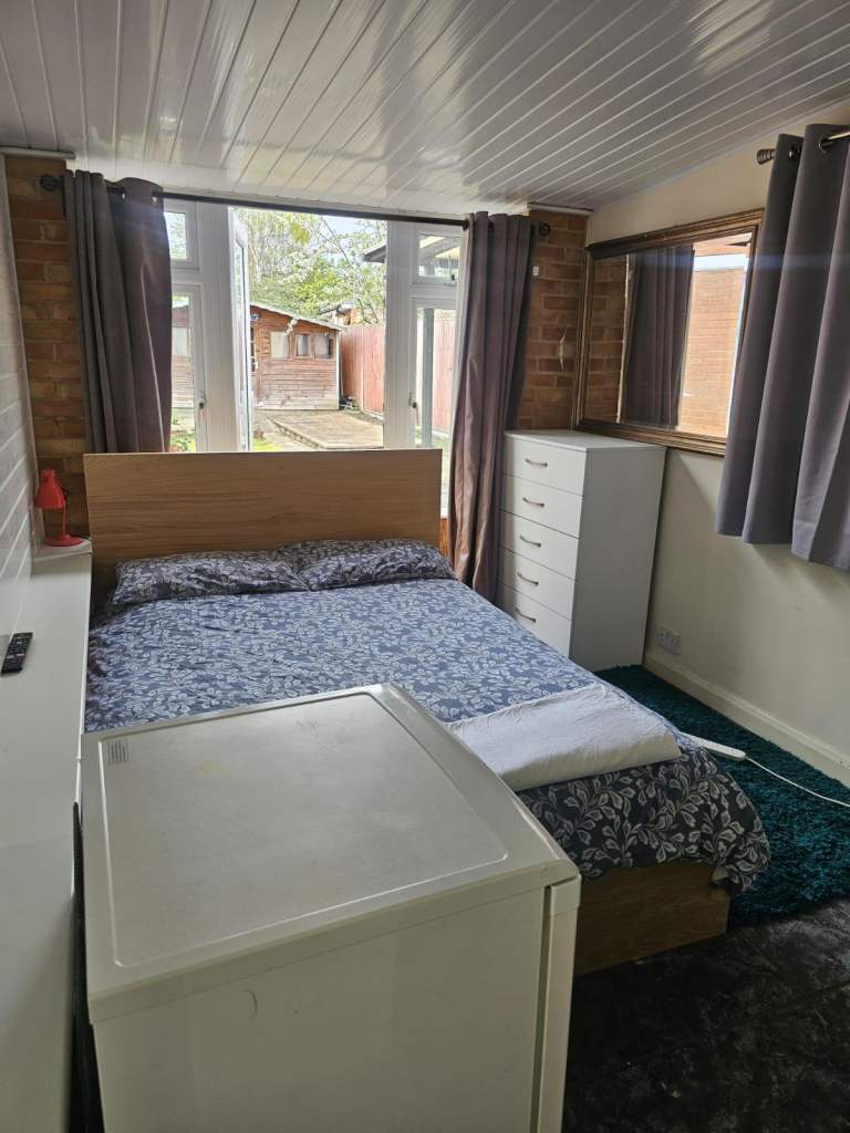 Double Room in Woking - Minutes from town centre