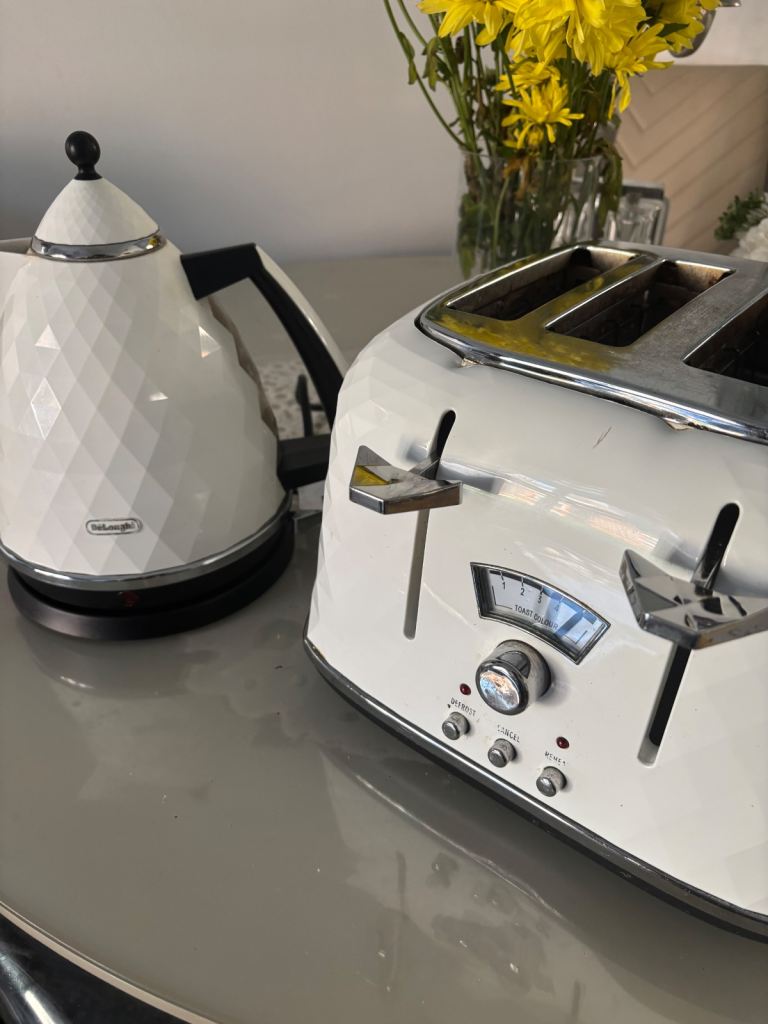 image for Delonghi Brillante 1.7L Kettle (KBJ3001.W) + 4 Slice Toaster (CTJ4003.W) White