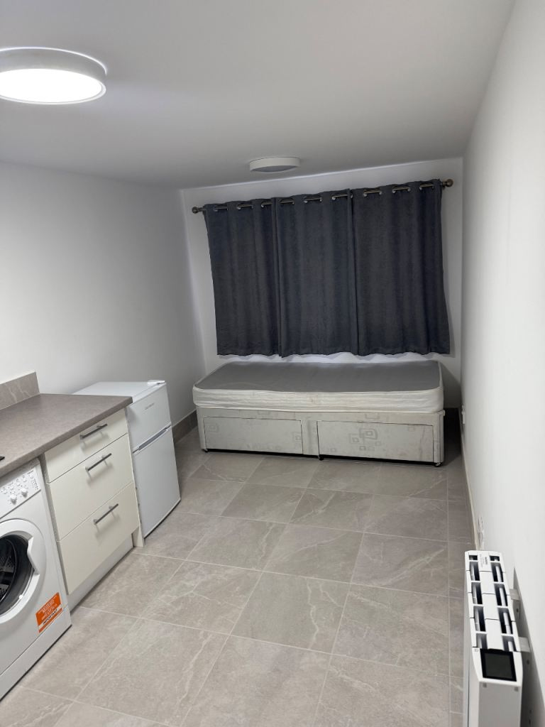 Seperate & Spacious Studio for Rent – CR4 1XQ