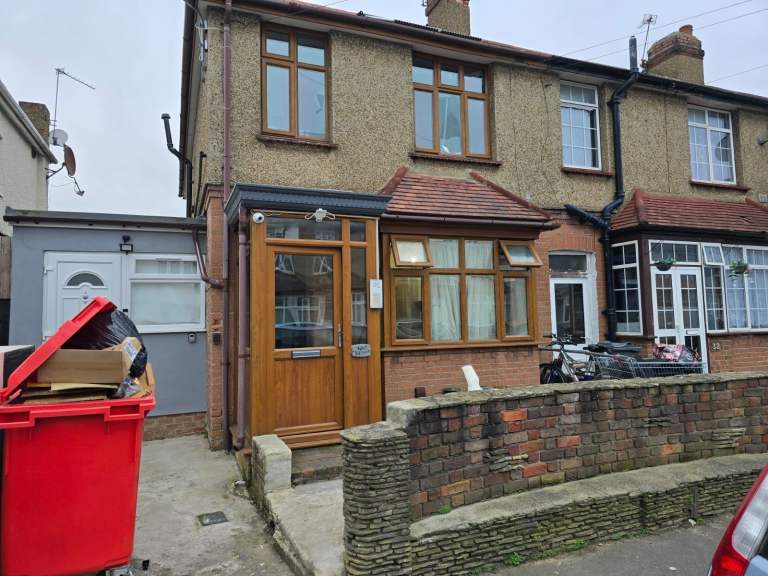 Studio Flat in Feltham, TW14 9LE 