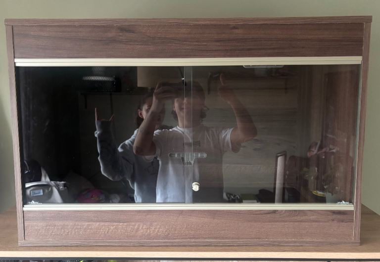 34/20/22 Vivexotic vivarium and 2 hides