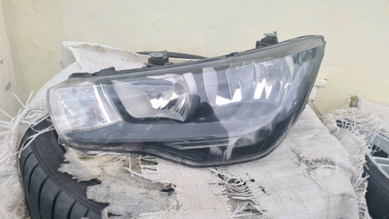 AUDI A1 - HALOGEN - HEADLIGHT - PASSENGER SIDE