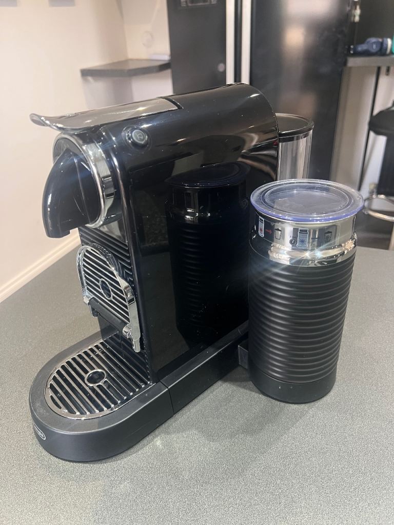 Delonghi coffee machine and frother 