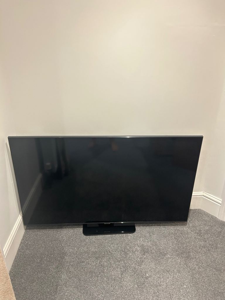Samsung Smart TV with Remote – Good Working Order