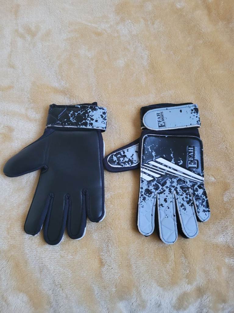 Kids football gloves size 6