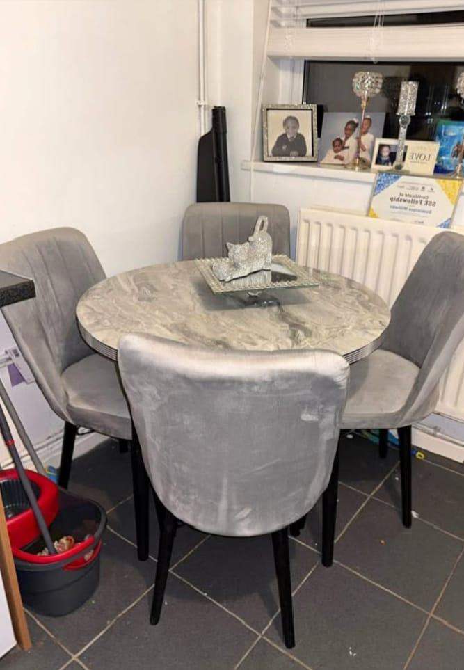 Brand New Dining Round Table With 4 Chairs 
