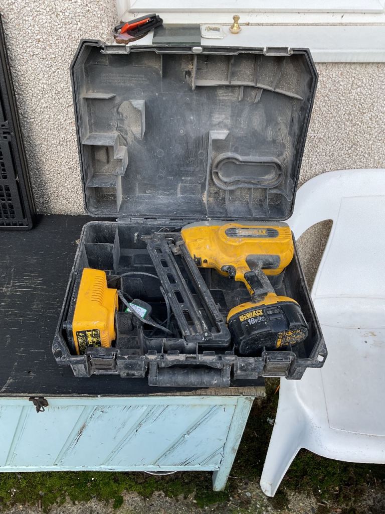 Cased Dewalt DC618 18v Cordless Nail Gun with Battery and Charger 