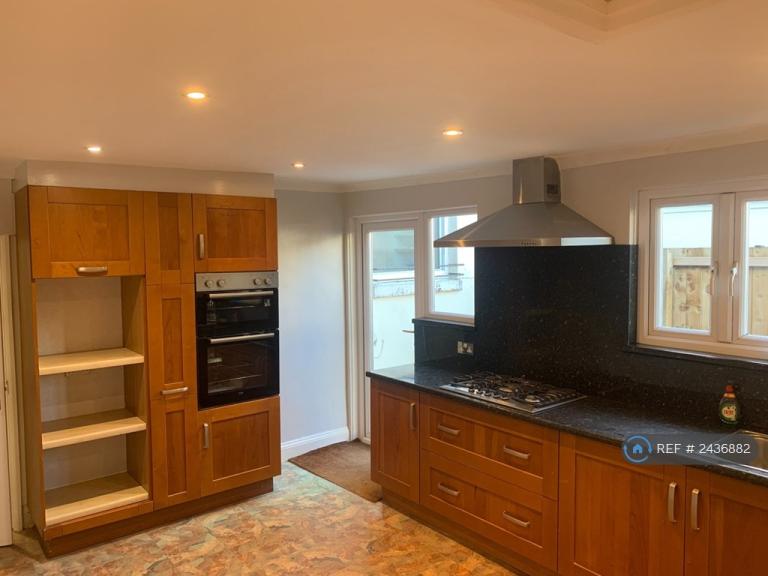 4 bedroom flat in Devonport Road, Plymouth, PL3 (4 bed) (#2436882)