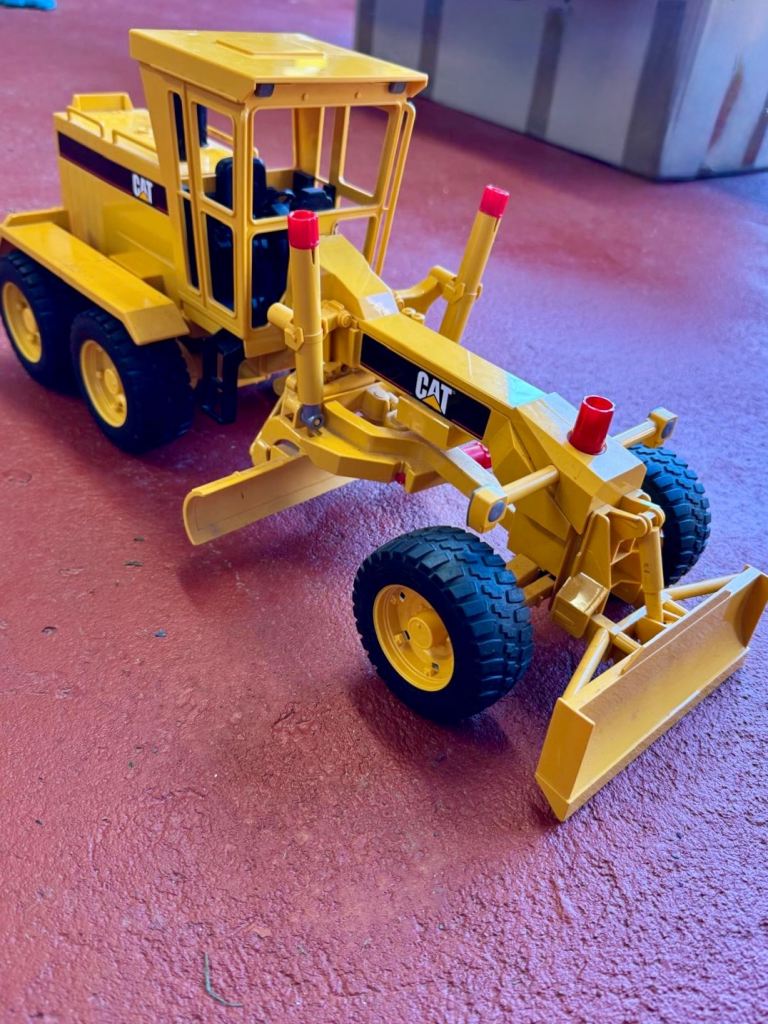 CAT road grader (1:16)