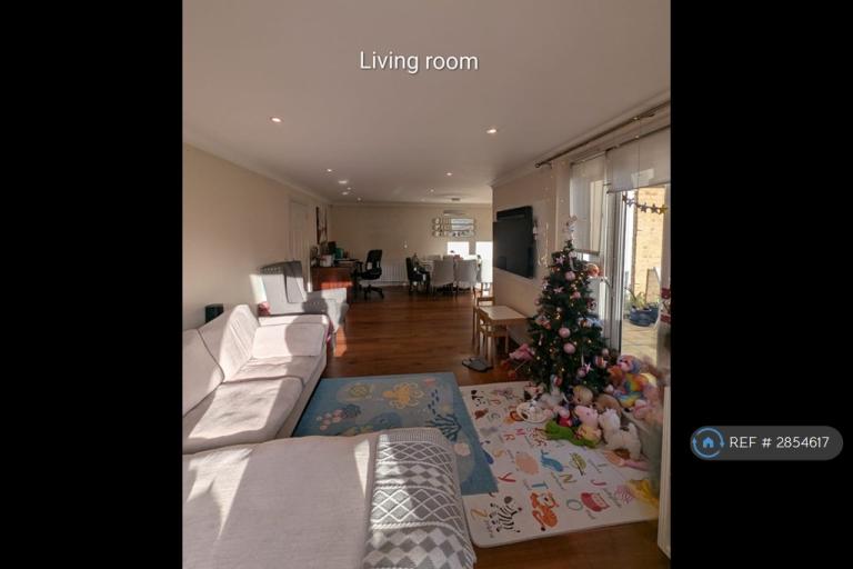 2 bedroom flat in Wellsfield, Bushey, WD23 (2 bed) (#2854617)