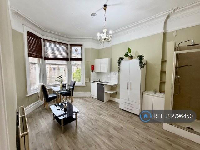 1 bedroom flat in Matheson Road, London, W14 (1 bed) (#2796450)
