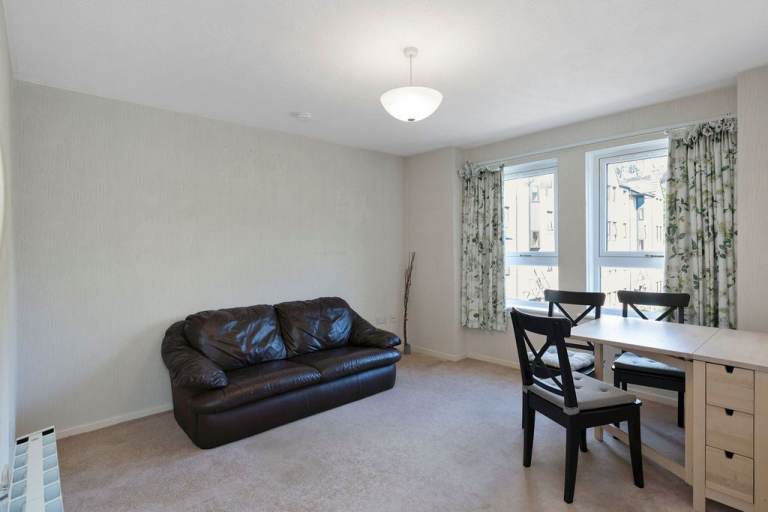 Desirable, 1 bedroom, 1st floor flat with views to Salisbury Crags – available NOW