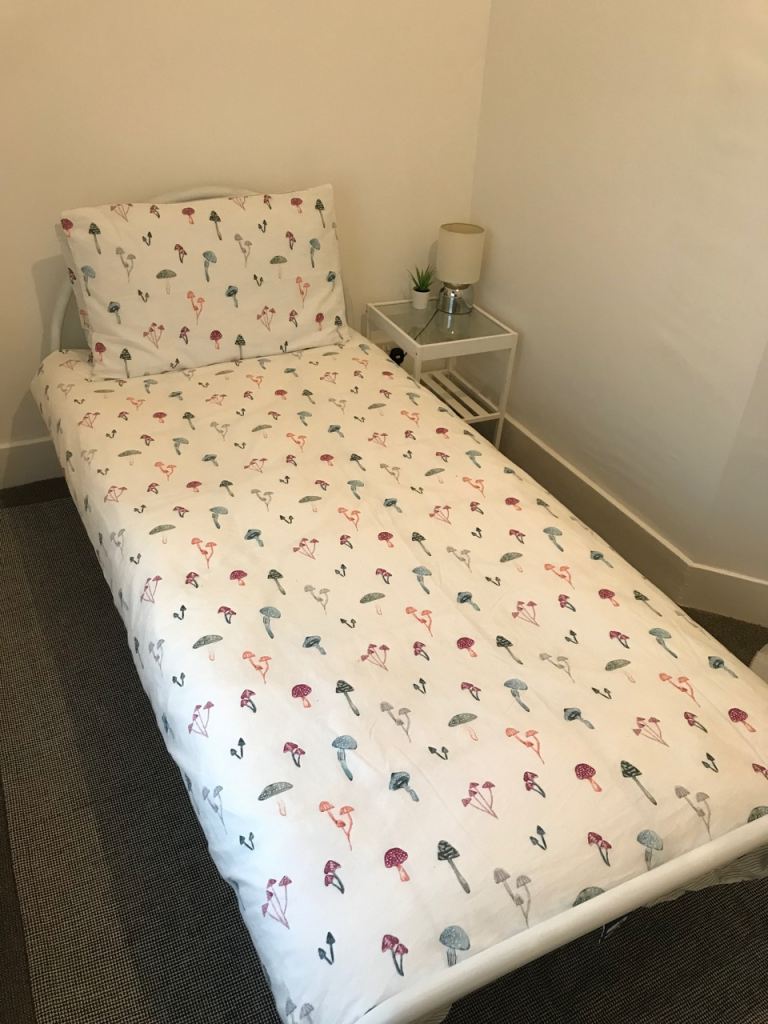 Female Muslim Household. Bright and Clean Single Room in Ilford, IG1