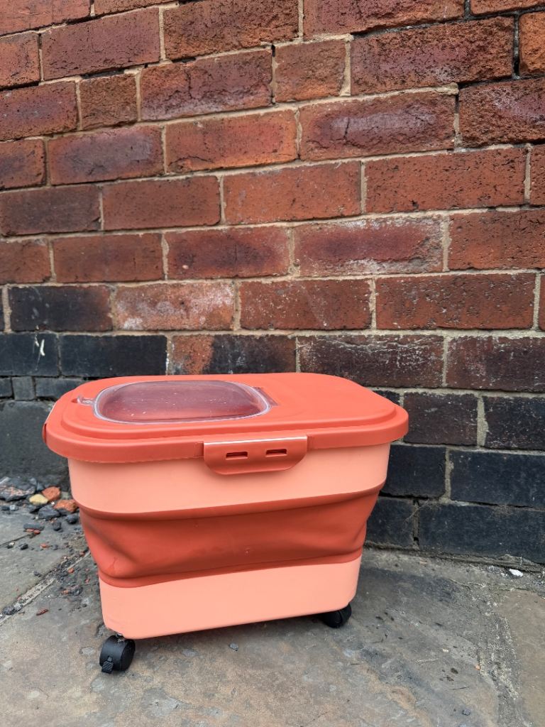 Collapsible kibble container