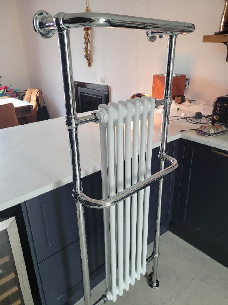 Traditional Victorian Chrome Towel Rail Radiator – White Column Radiator – Floor Standing