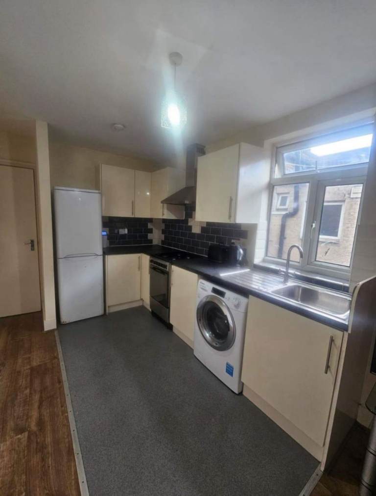 Spacious 3-Bedroom Furnished Flat with Wi-Fi Included - COMPANY LET ALLOWED