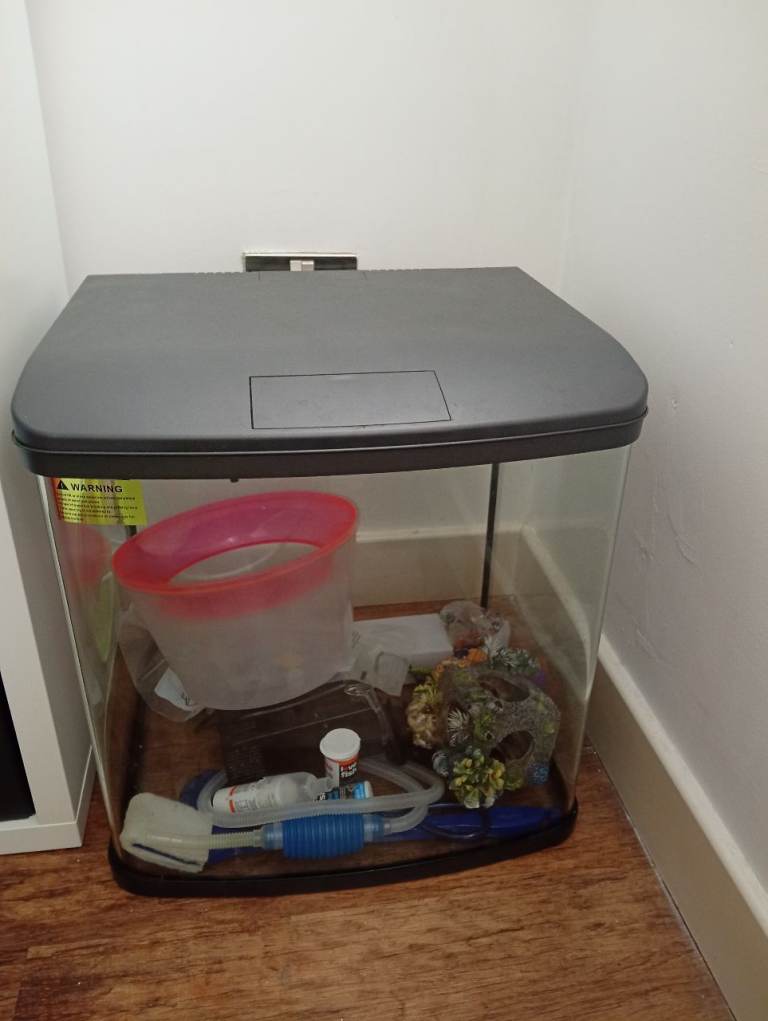 Small Fish Tank Aquarium with Accessories – Good Condition