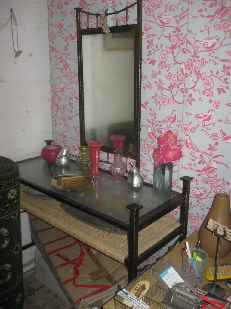 MODERN METAL DRESSING TABLE WITH TOP DETACHABLE CENTRAL MIRROR. GOOD ORDER. VIEWING / COLLECTION