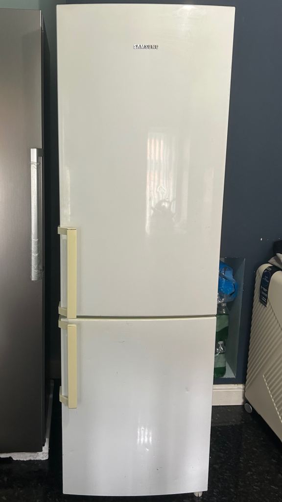 SAMSUNG White Freestanding Fridge Freezer - Good Working Order