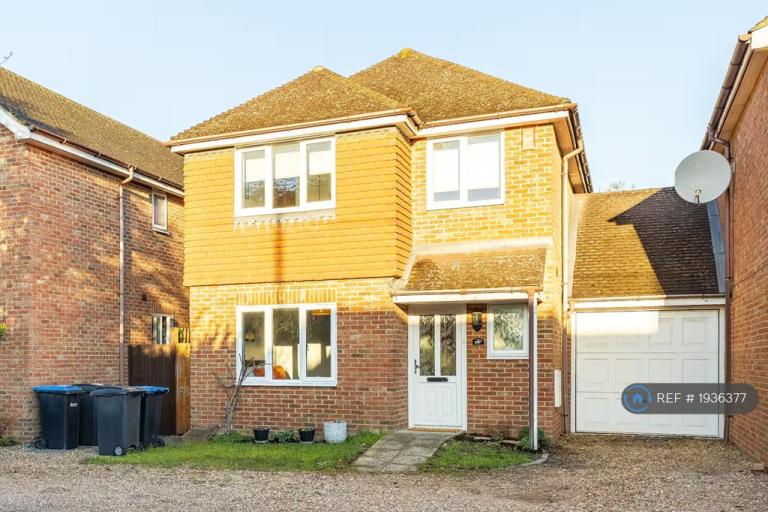 5 bedroom house in Thorpe Lea Road, Egham, TW20 (5 bed) (#1936377)