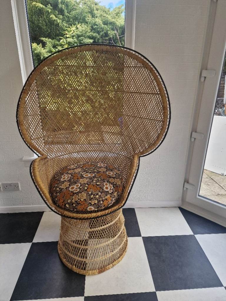VINTAGE WICKER CHAIR (1970's)