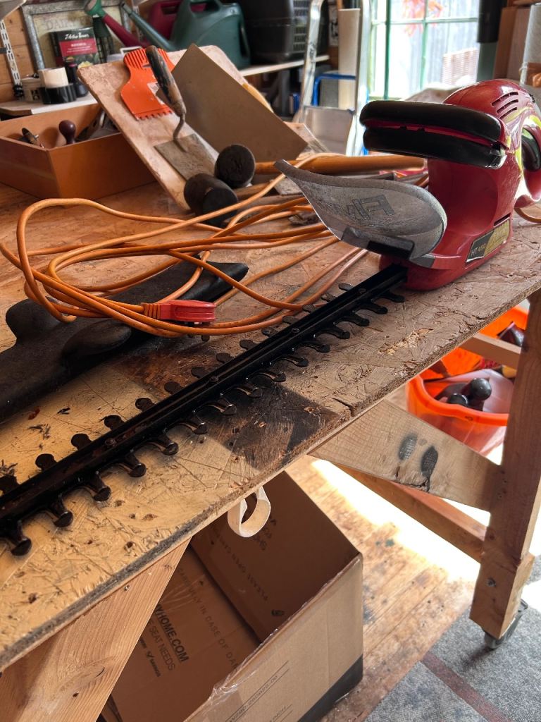 Elec hedge trimmers