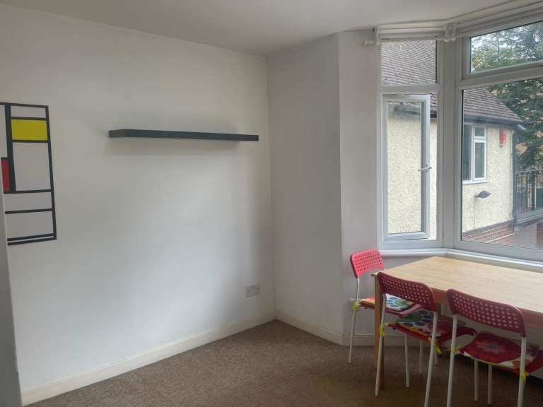 One large double bedroom flat available, very close to QMC