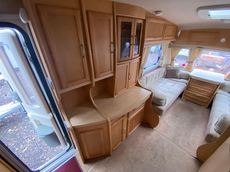 VANMASTER ACCOLADE 520 - 2010 - 2 BERTH - END WASHROOM - MOVER - PRISTINE 