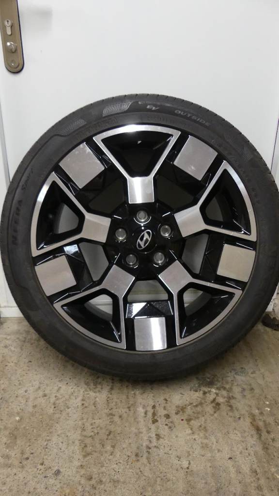 HYUNDAI ULTIMATE ALLOY WHEEL AND TYRE.