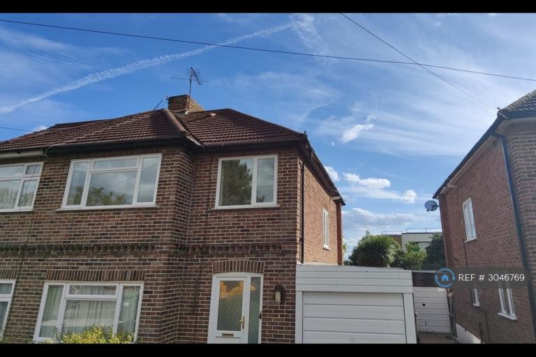2 bedroom flat in Whitegate Gardens, Harrow, HA3 (2 bed) (#3046769)