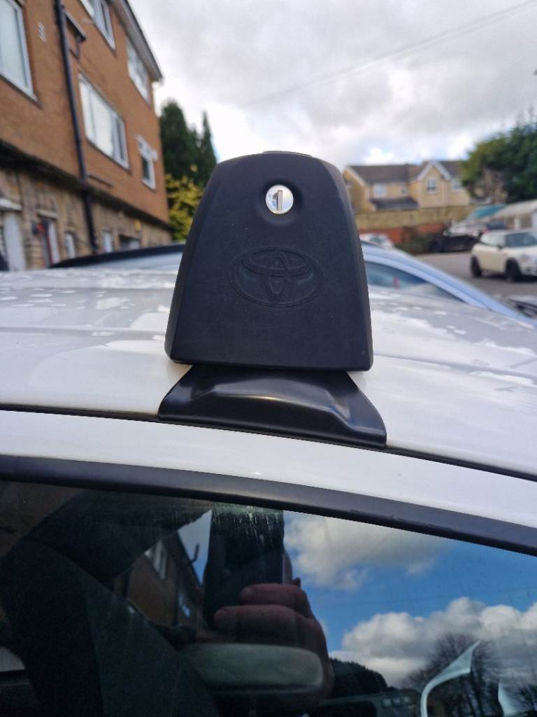 Toyota yaris 2023 hybrid original roof bars 