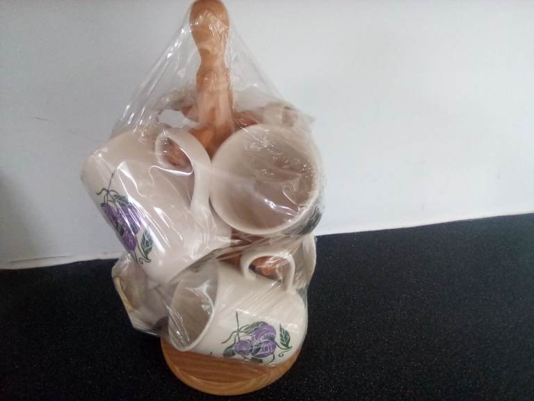 Brand new mug tree, 6 mugs, ideal present