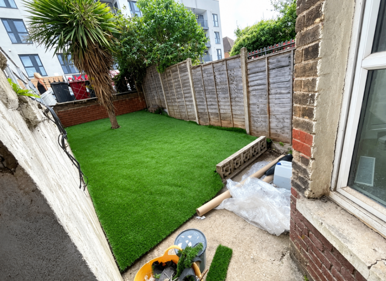 Modern 2 -Bedroom Flat | Garden | Renovated | Parking | Railway Terrace Slough, Berkshire - SL2