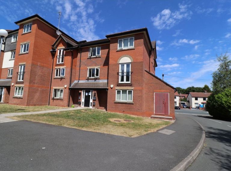 2 Bedroom Apartment,  Juliet Balcony,Close to M60 Motorway and Manchester City Centre