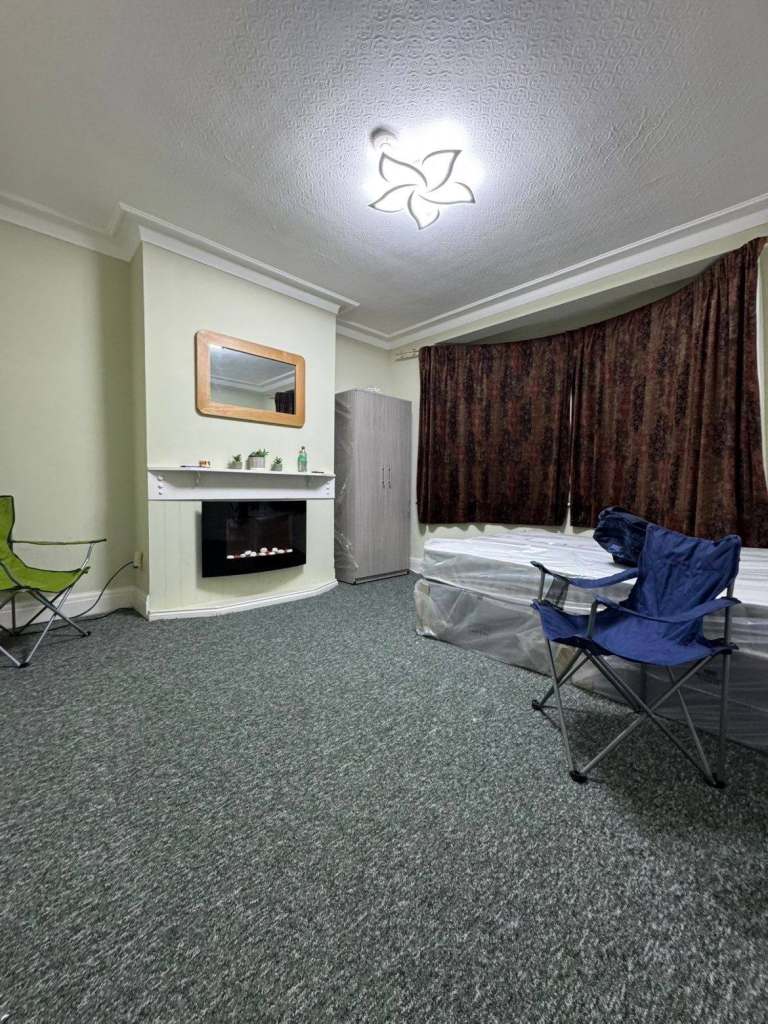 **BEAUTIFUL 4 BEDROOM HOUSE WITH GARDEN IN RM12 HORNCHURCH** ENSUITE 