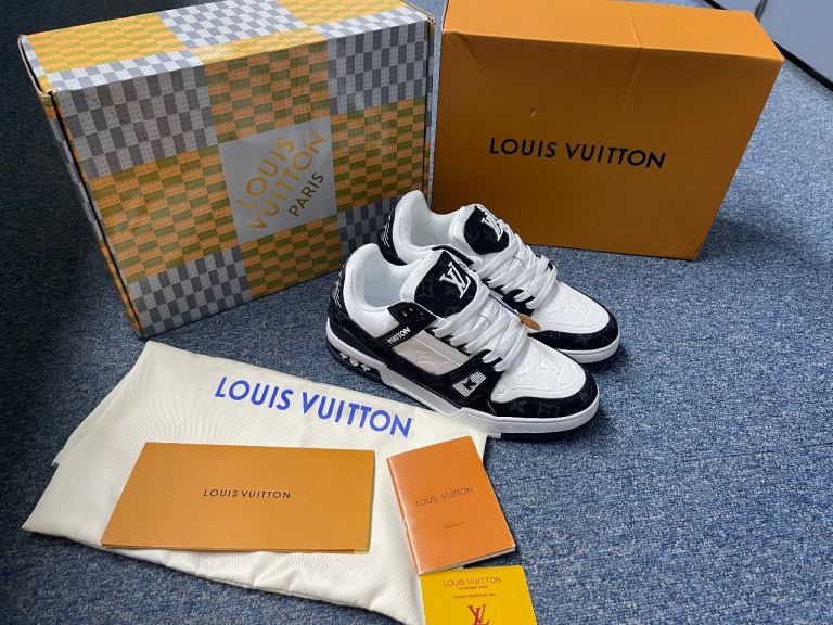 LV arch trainers size 8 !!!