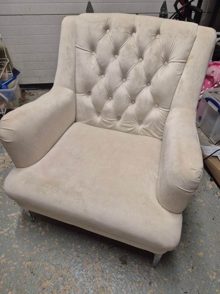 Cream Tufted Armchair – Fabric