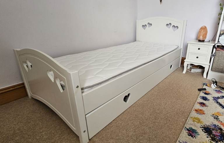 Elegant Girls Single Bed White with Heart Headboard Wooden Frame